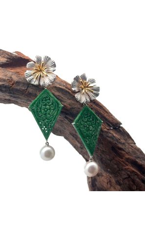 18k gold jadeite and cultured pearl earring